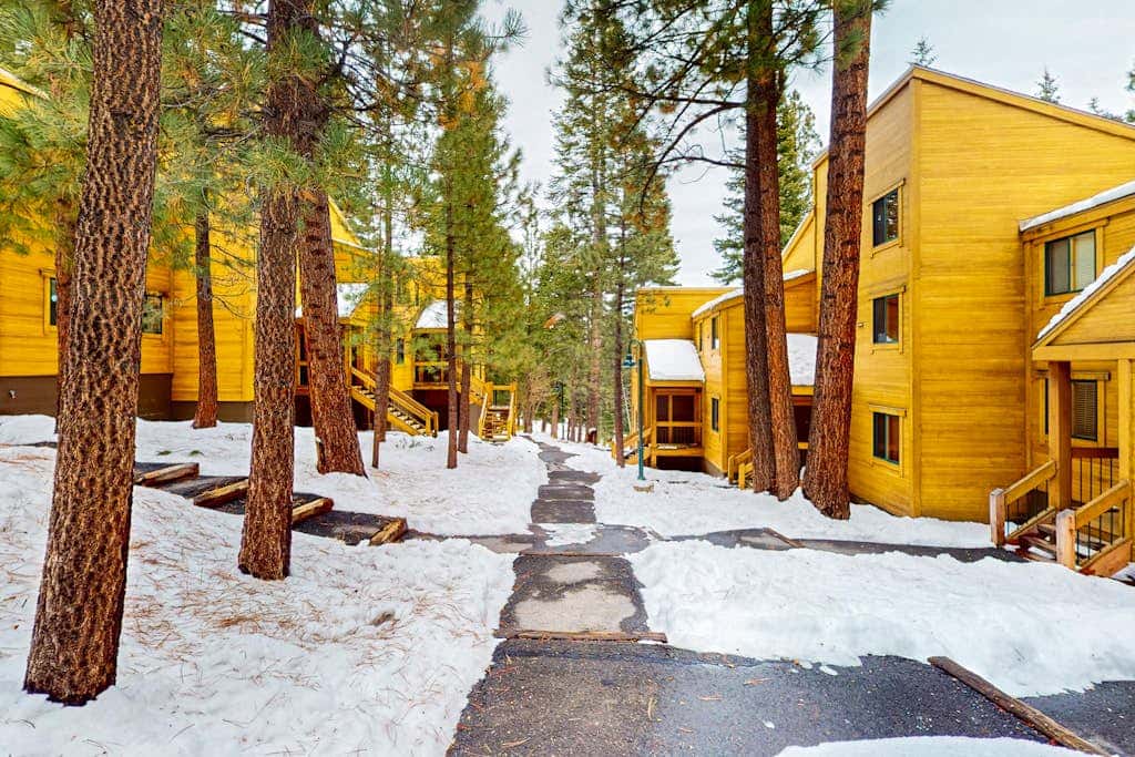 Cozy townhouse with pool access, board games, and fireplace - near skiing