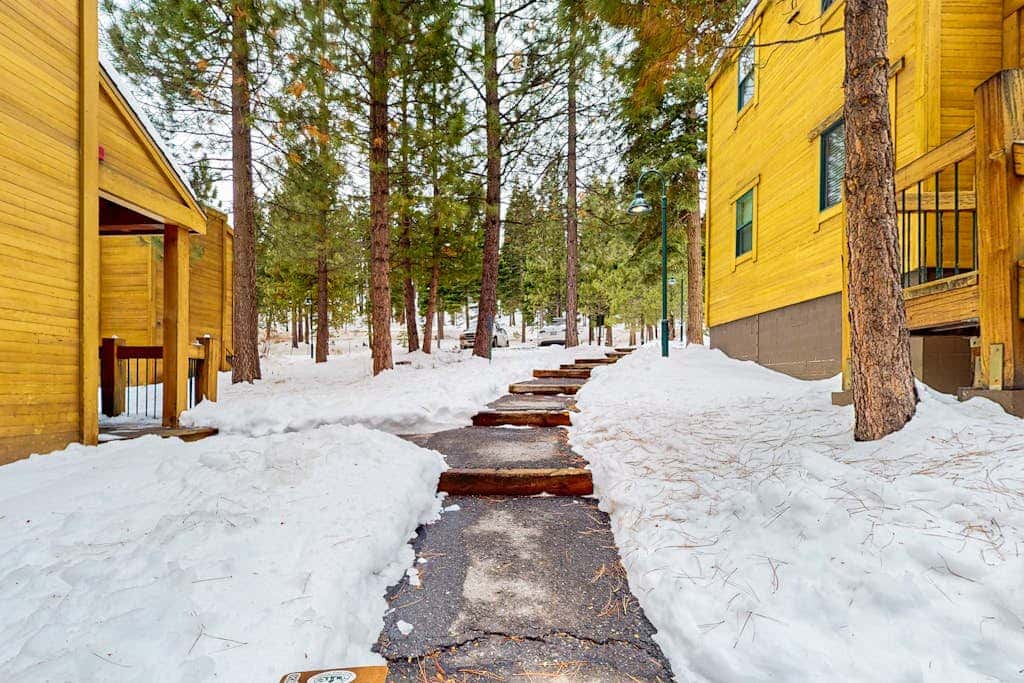 Cozy townhouse with pool access, board games, and fireplace - near skiing