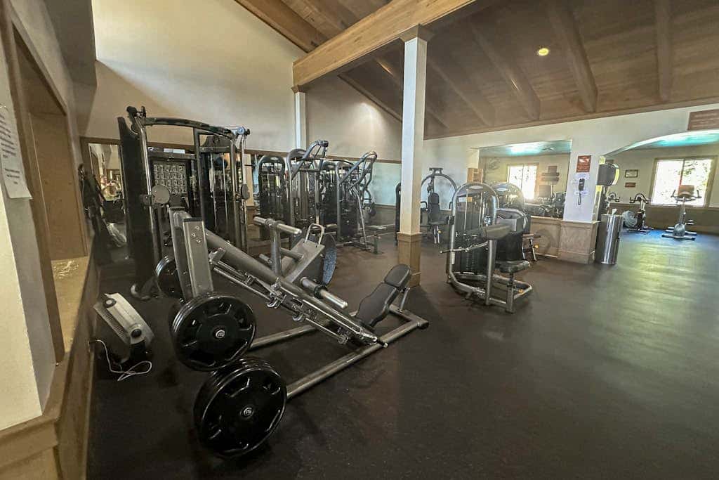 Cozy townhouse with pool access, board games, and fireplace - near skiing