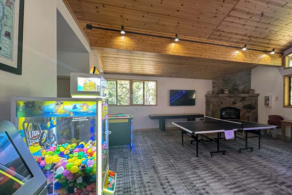 Cozy townhouse with pool access, board games, and fireplace - near skiing
