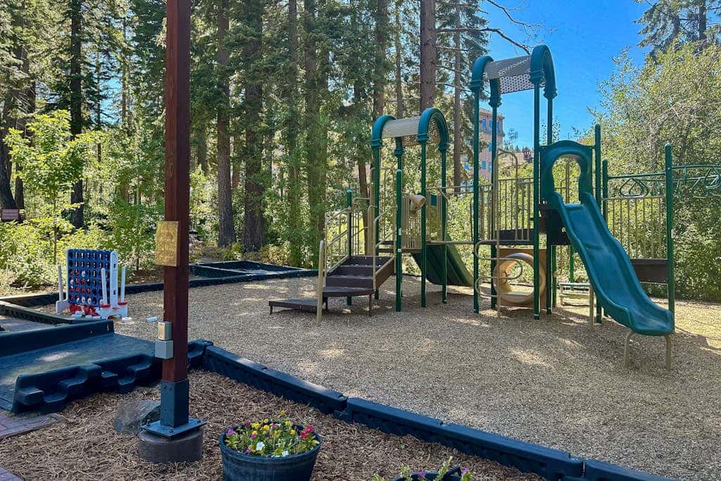 Cozy townhouse with pool access, board games, and fireplace - near skiing