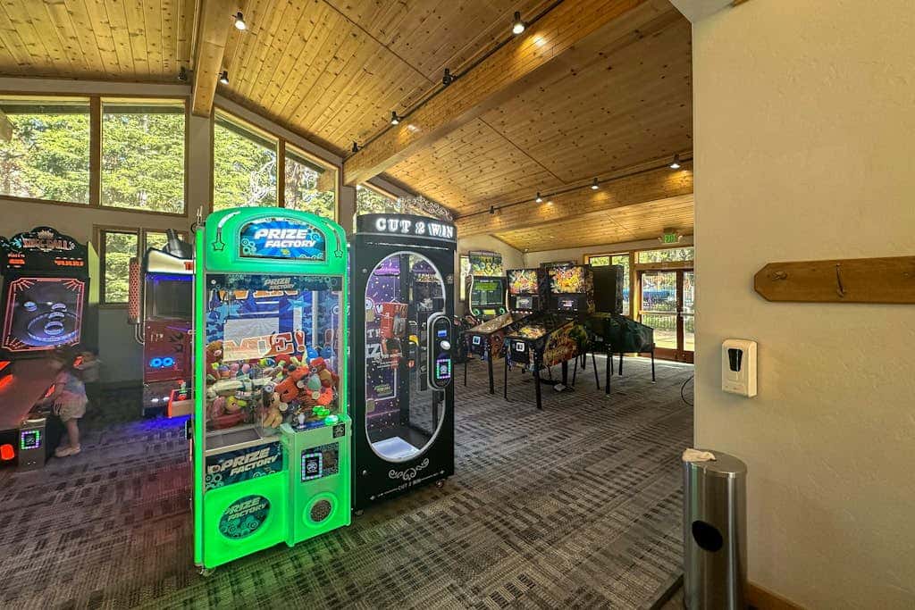 Cozy townhouse with pool access, board games, and fireplace - near skiing