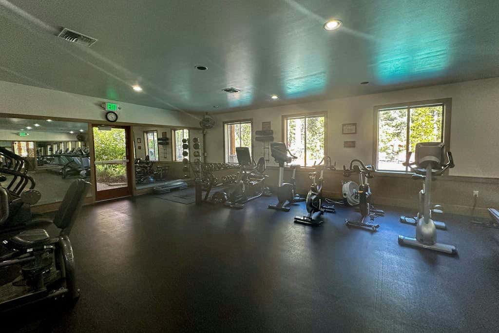 Cozy townhouse with pool access, board games, and fireplace - near skiing