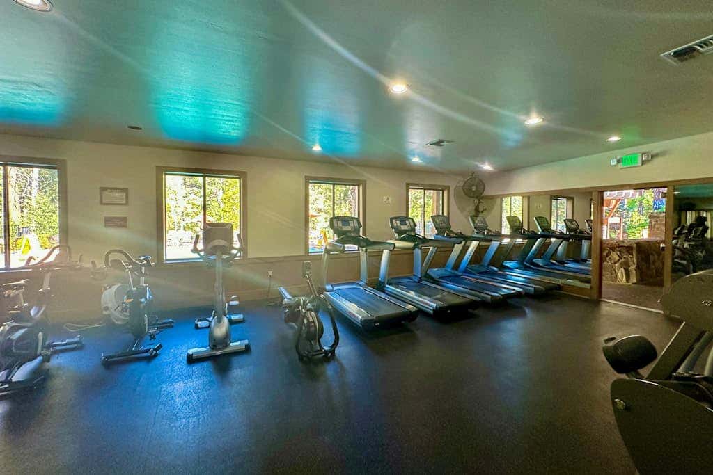 Cozy townhouse with pool access, board games, and fireplace - near skiing