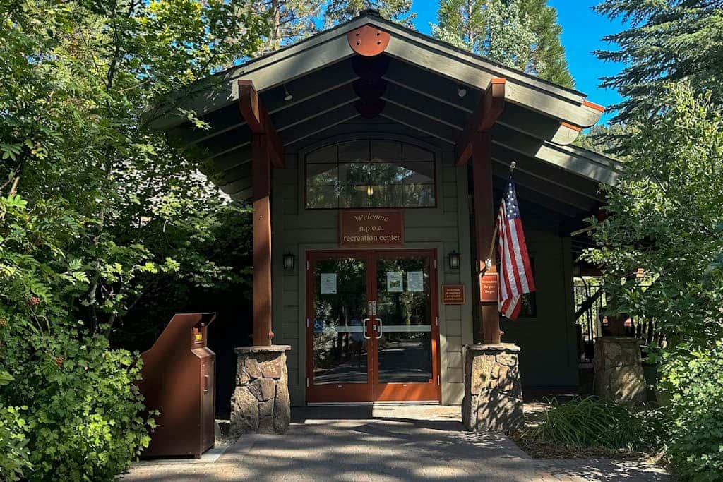 Cozy townhouse with pool access, board games, and fireplace - near skiing