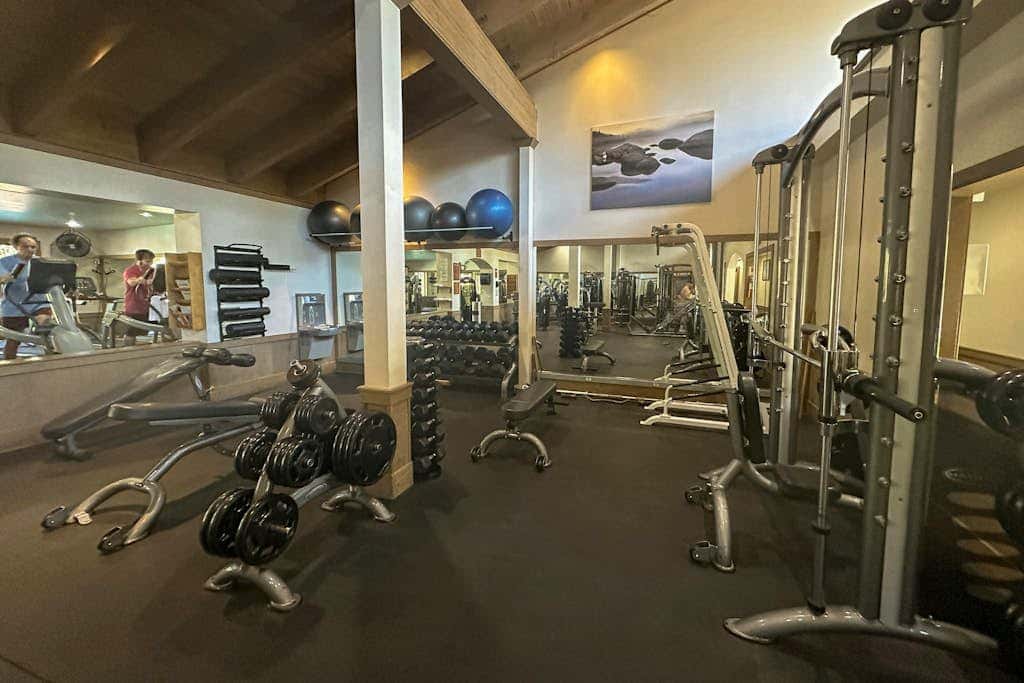 Cozy townhouse with pool access, board games, and fireplace - near skiing
