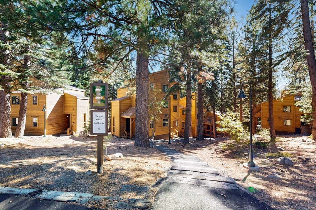 Cozy townhouse with pool access, board games, and fireplace - near skiing