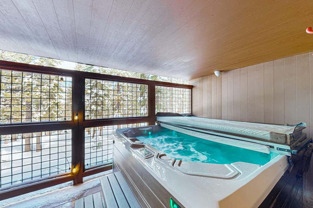 Modern mountain home with private hot tub, deck, fireplace, & skiing nearby