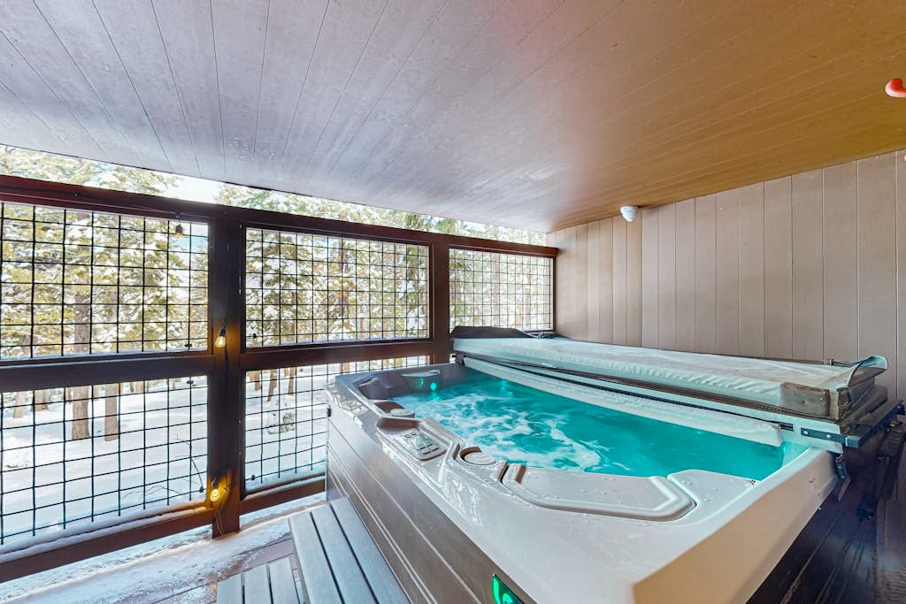 Modern mountain home with private hot tub, deck, fireplace, & skiing nearby