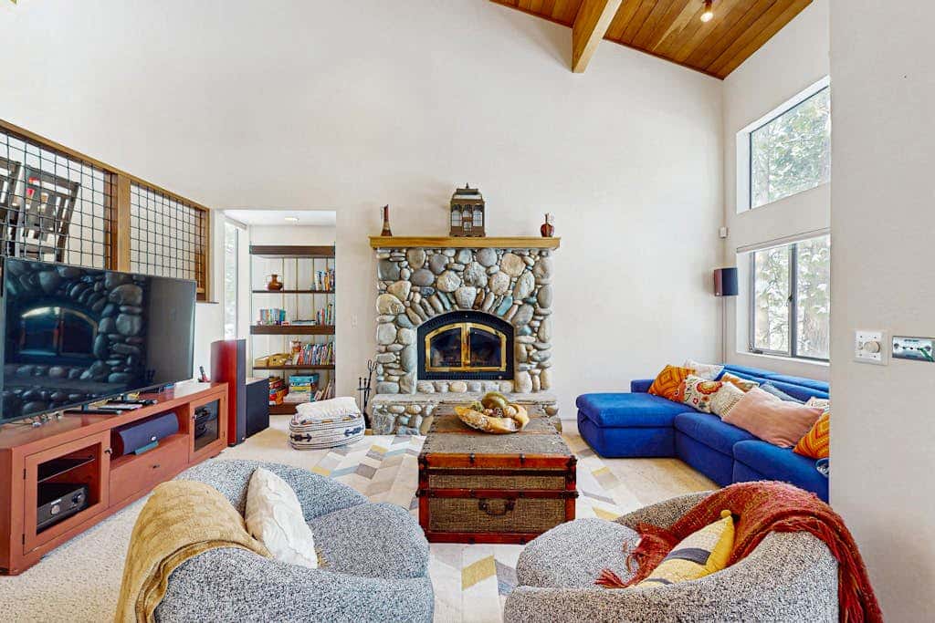 Modern mountain home with private hot tub, deck, fireplace, & skiing nearby