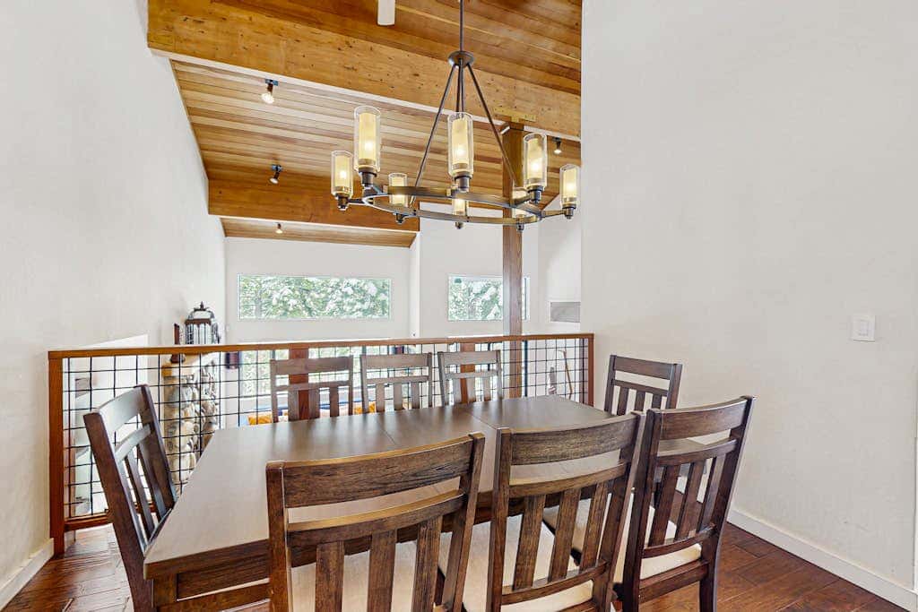 Modern mountain home with private hot tub, deck, fireplace, & skiing nearby