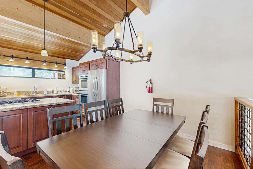 Modern mountain home with private hot tub, deck, fireplace, & skiing nearby