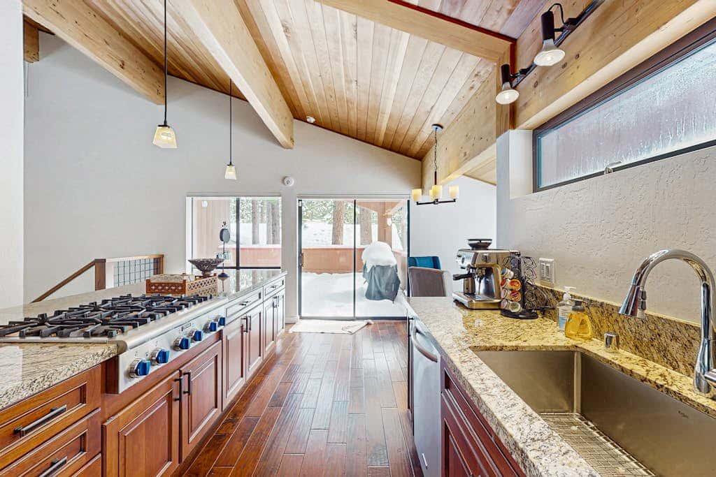 Modern mountain home with private hot tub, deck, fireplace, & skiing nearby