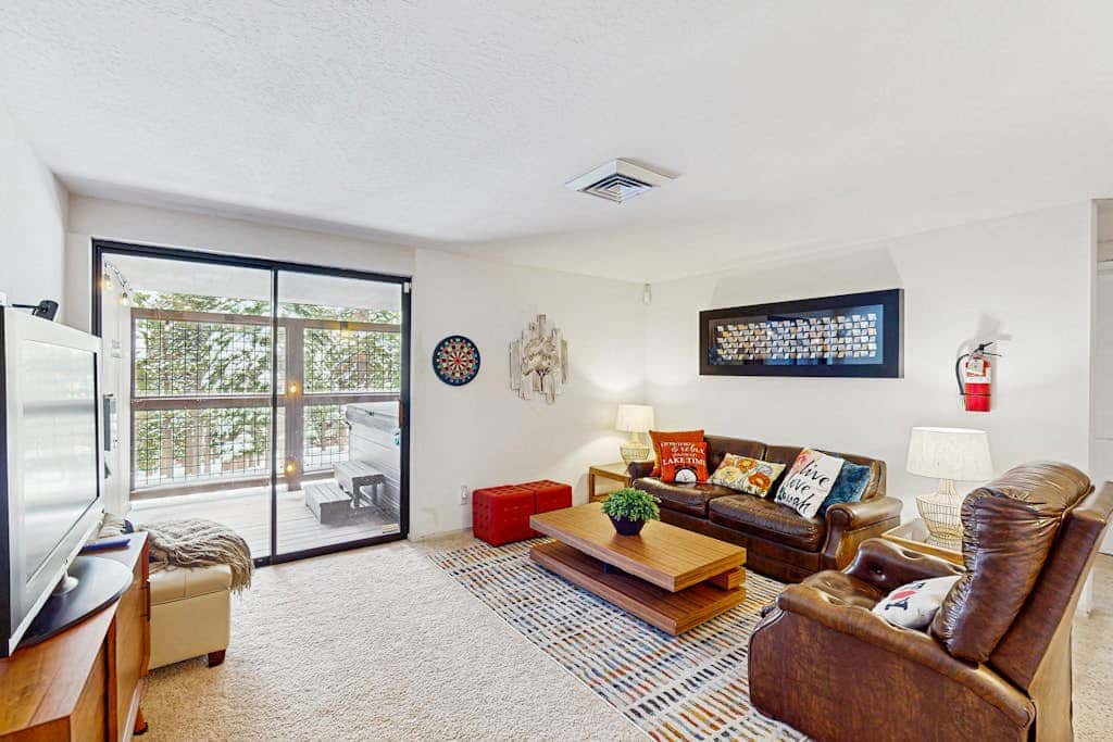 Modern mountain home with private hot tub, deck, fireplace, & skiing nearby