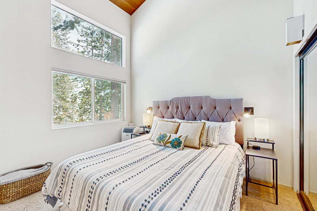 Modern mountain home with private hot tub, deck, fireplace, & skiing nearby