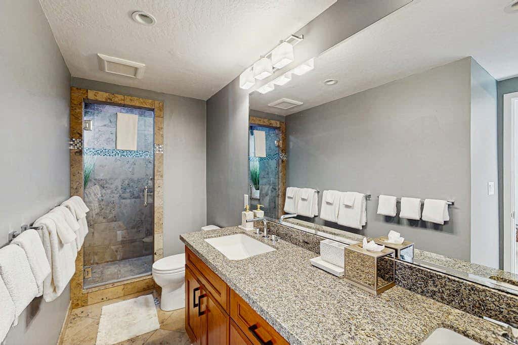 Modern mountain home with private hot tub, deck, fireplace, & skiing nearby
