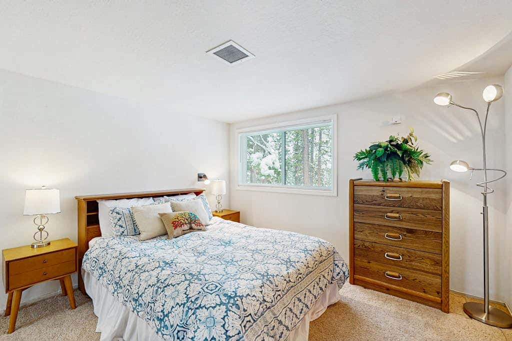 Modern mountain home with private hot tub, deck, fireplace, & skiing nearby