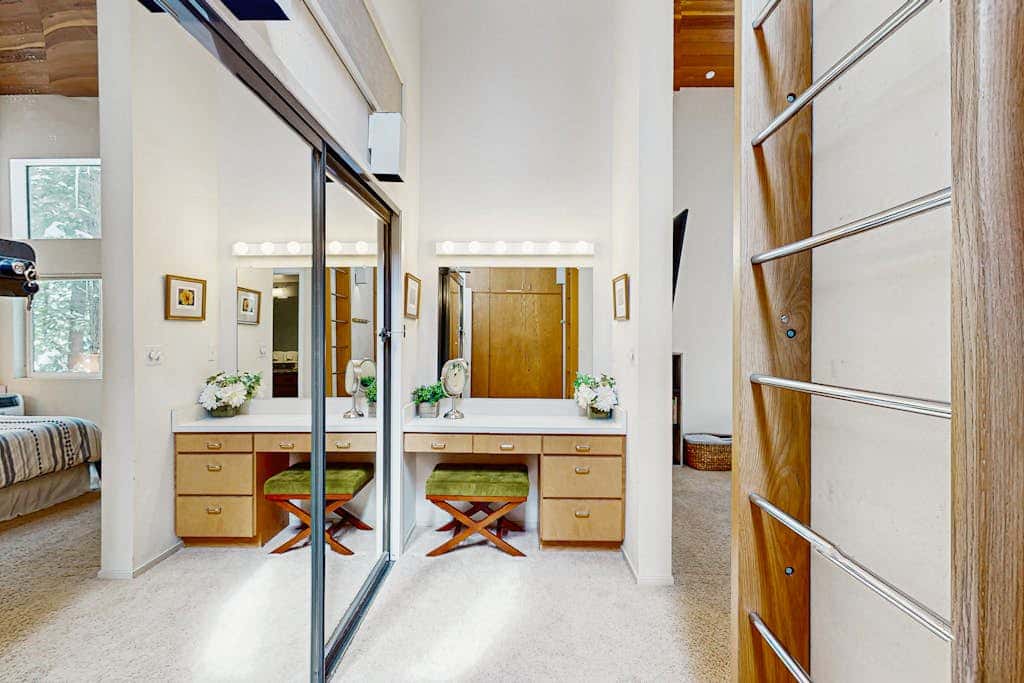Modern mountain home with private hot tub, deck, fireplace, & skiing nearby