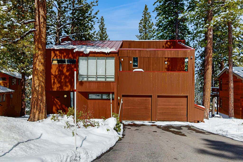 Modern mountain home with private hot tub, deck, fireplace, & skiing nearby