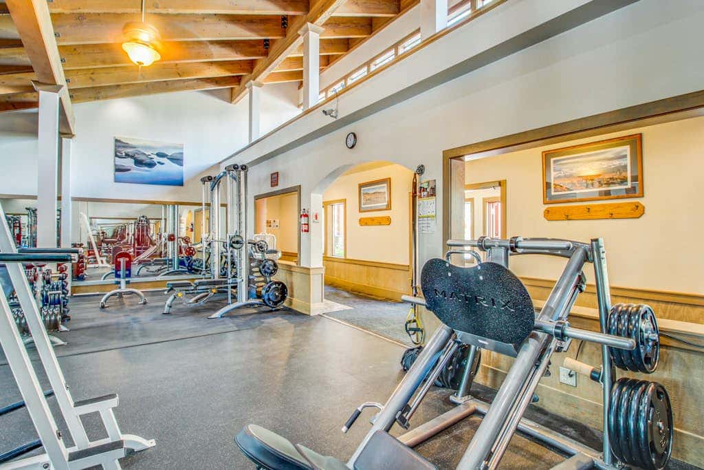 Modern mountain home with private hot tub, deck, fireplace, & skiing nearby
