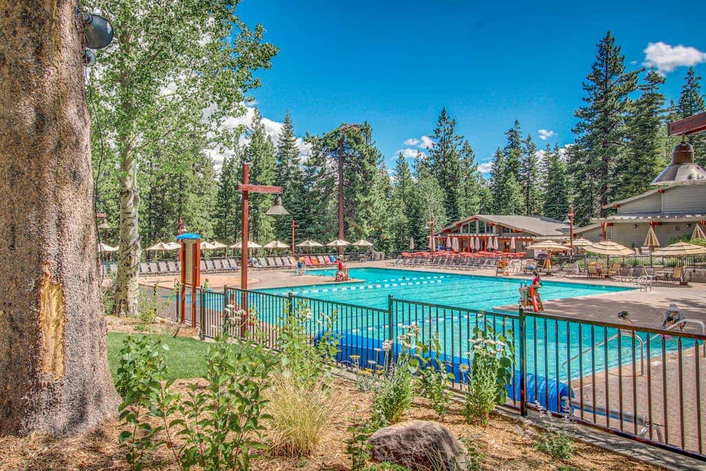 Modern mountain home with private hot tub, deck, fireplace, & skiing nearby