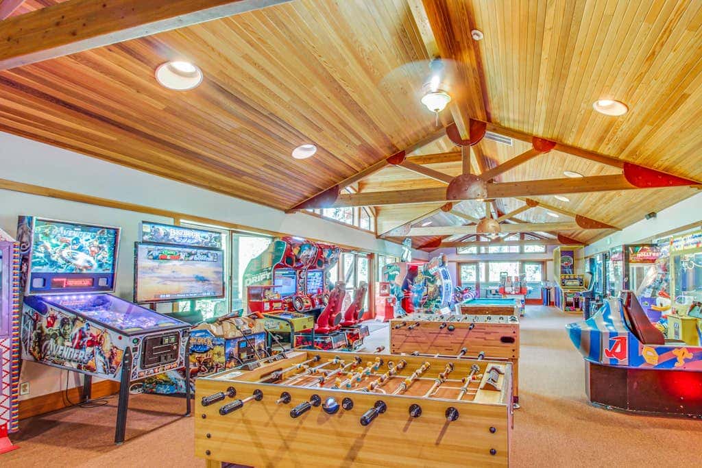 Modern mountain home with private hot tub, deck, fireplace, & skiing nearby