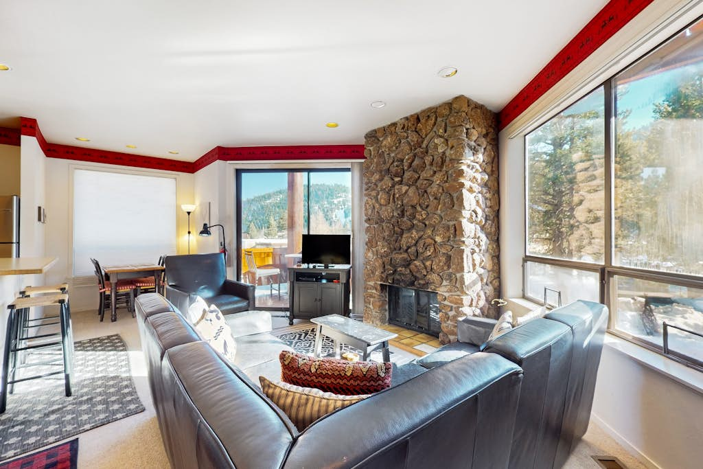Comfortable, chic condo with mountain views - great Olympic Valley location