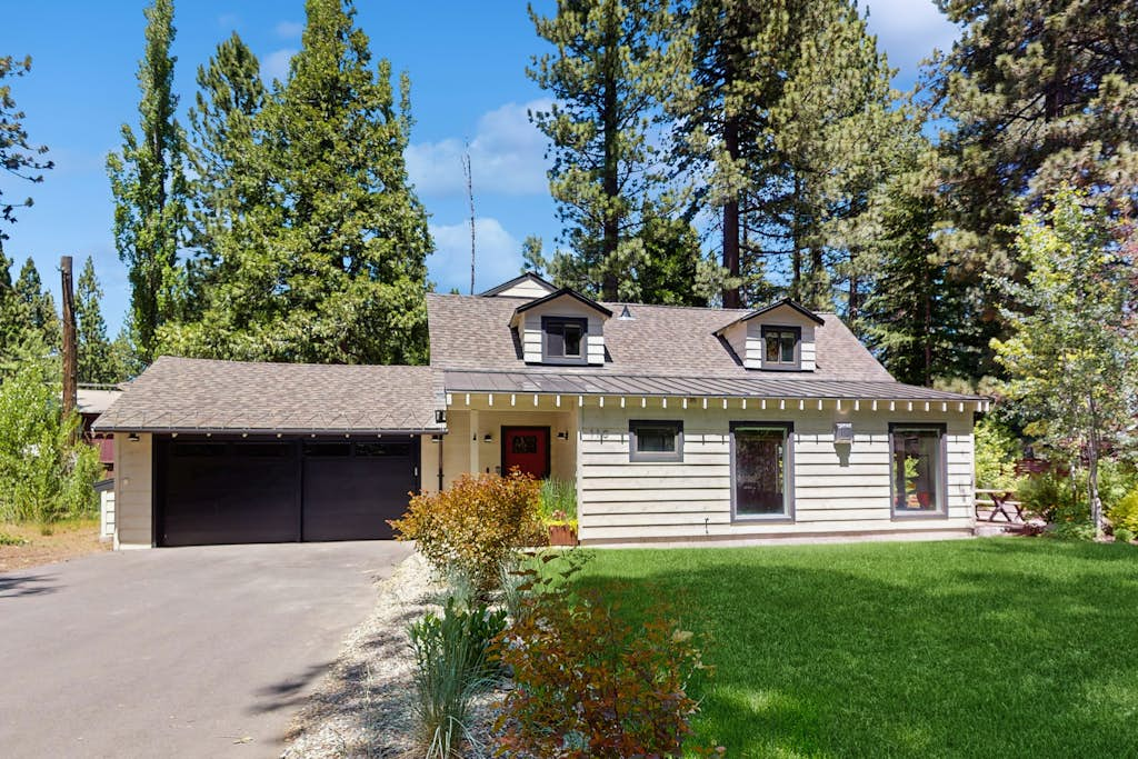 Cozy & contemporary, family-friendly home with free WiFi & a private washer&dryer