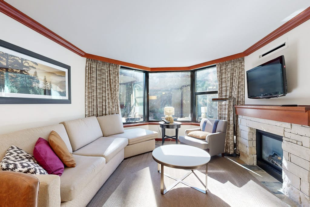 Ski-in-ski-out condo in the Everline Resort & Spa - pools, hot tubs, & gym