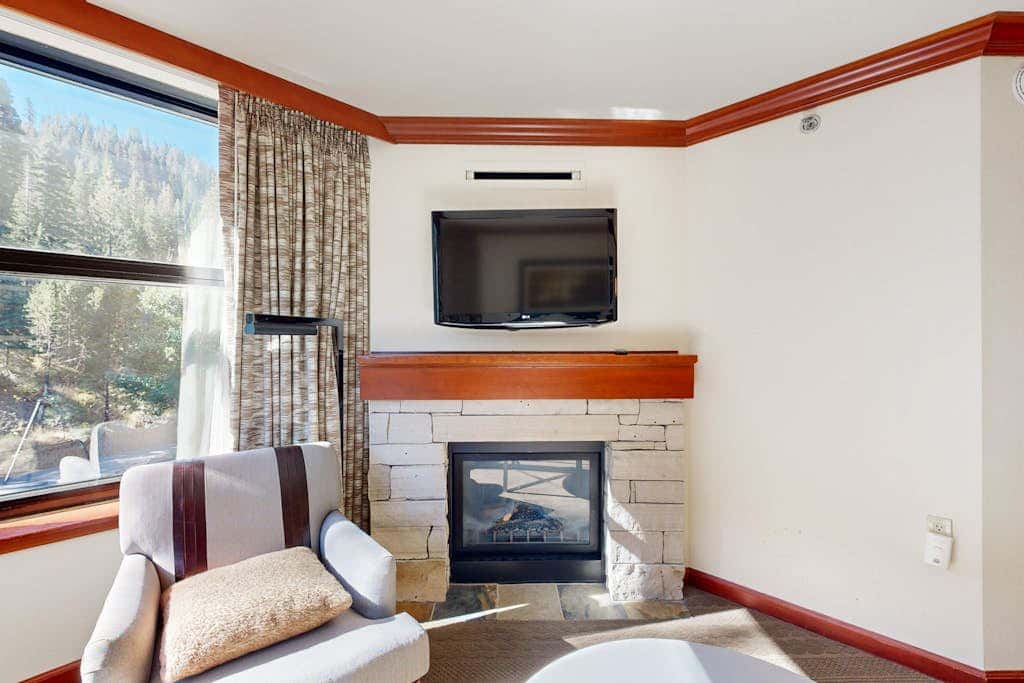 Ski-in-ski-out condo in the Everline Resort & Spa - pools, hot tubs, & gym