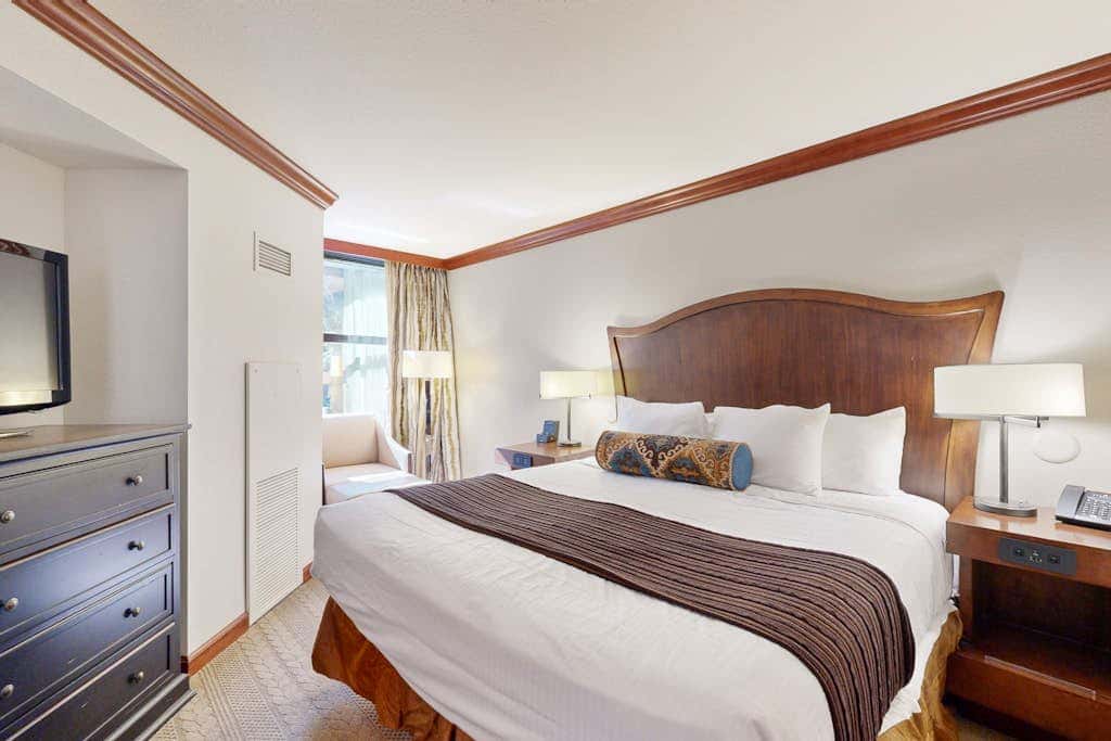 Ski-in-ski-out condo in the Everline Resort & Spa - pools, hot tubs, & gym