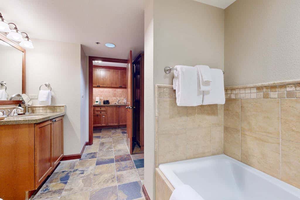 Ski-in-ski-out condo in the Everline Resort & Spa - pools, hot tubs, & gym