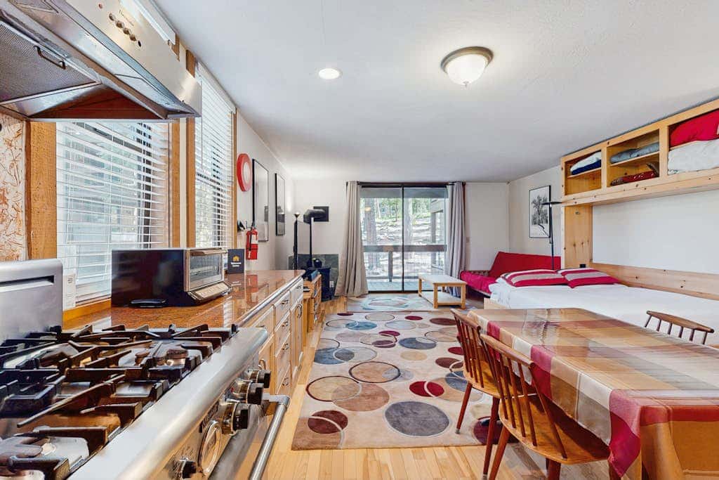 Resort studio with balcony, pool & hot tub access & free ski shuttle
