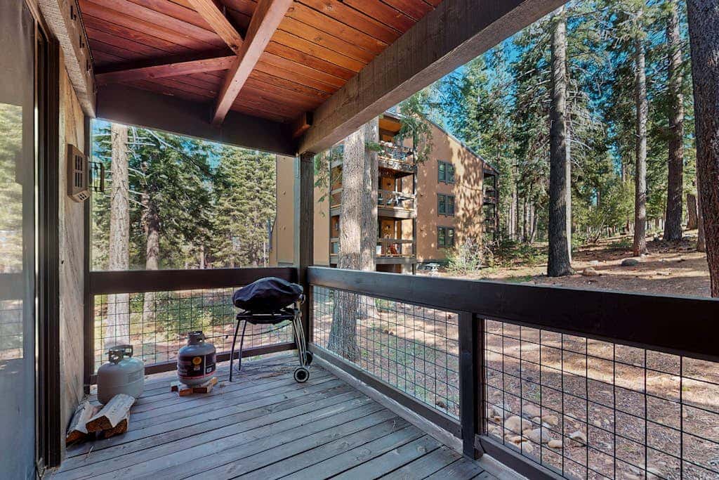 Resort studio with balcony, pool & hot tub access & free ski shuttle