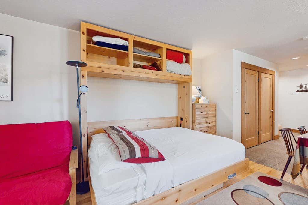 Resort studio with balcony, pool & hot tub access & free ski shuttle