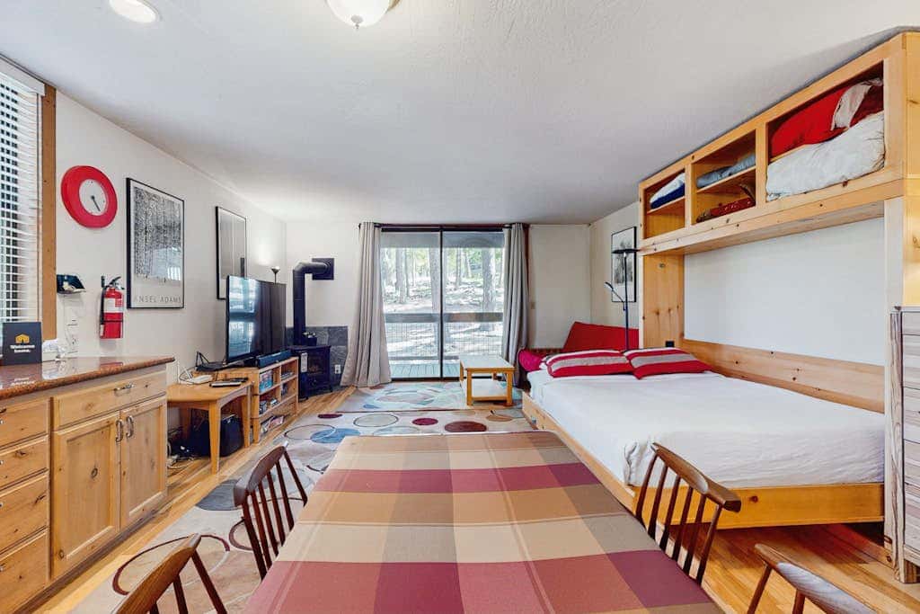 Resort studio with balcony, pool & hot tub access & free ski shuttle