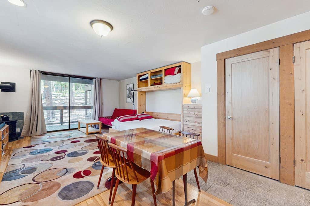 Resort studio with balcony, pool & hot tub access & free ski shuttle