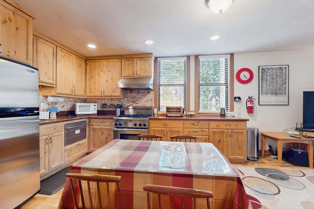 Resort studio with balcony, pool & hot tub access & free ski shuttle