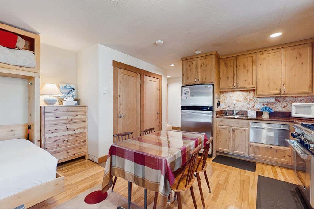 Resort studio with balcony, pool & hot tub access & free ski shuttle