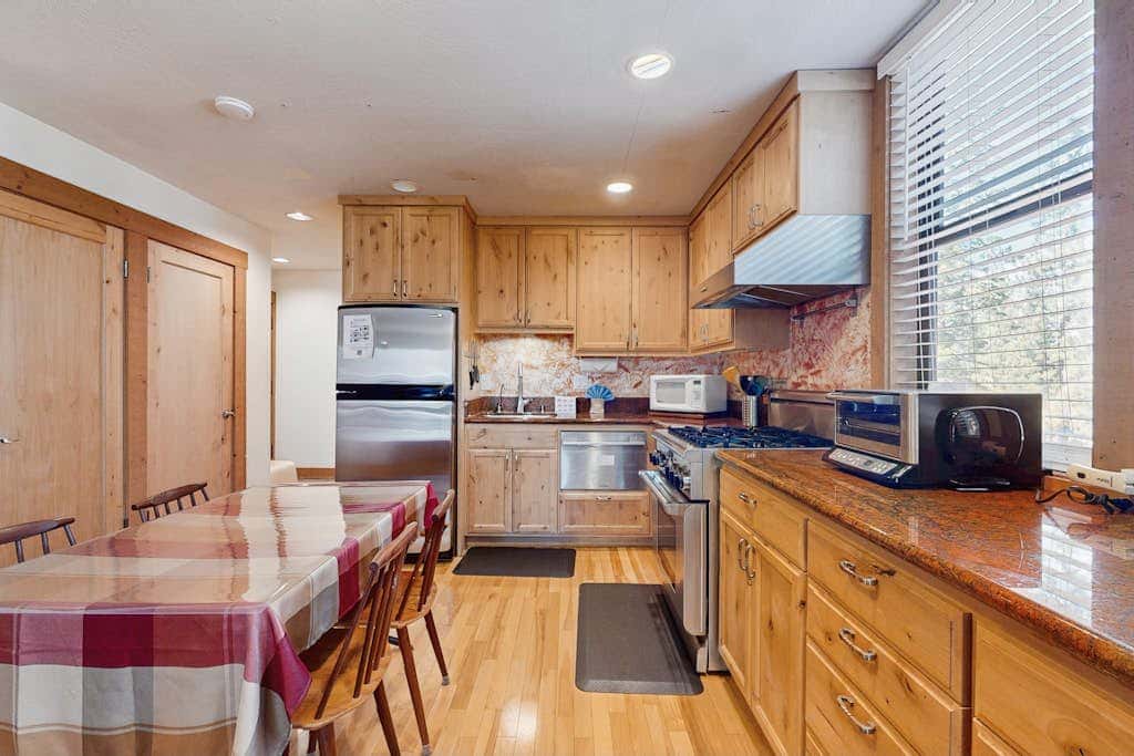 Resort studio with balcony, pool & hot tub access & free ski shuttle