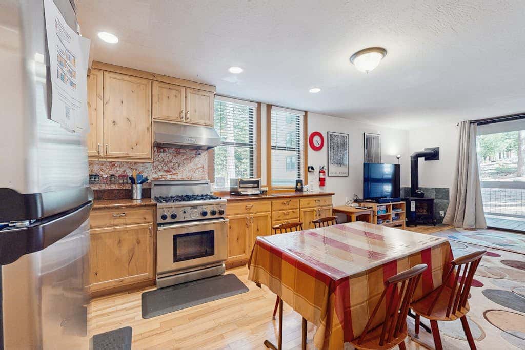 Resort studio with balcony, pool & hot tub access & free ski shuttle