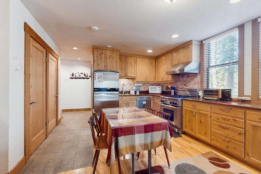 Resort studio with balcony, pool & hot tub access & free ski shuttle