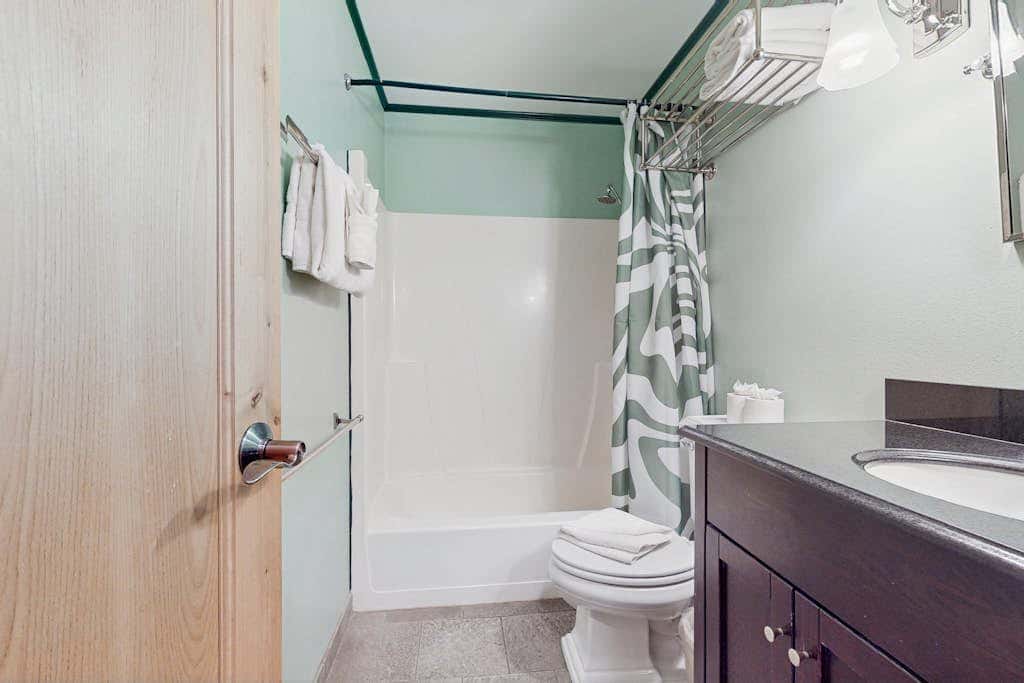 Resort studio with balcony, pool & hot tub access & free ski shuttle