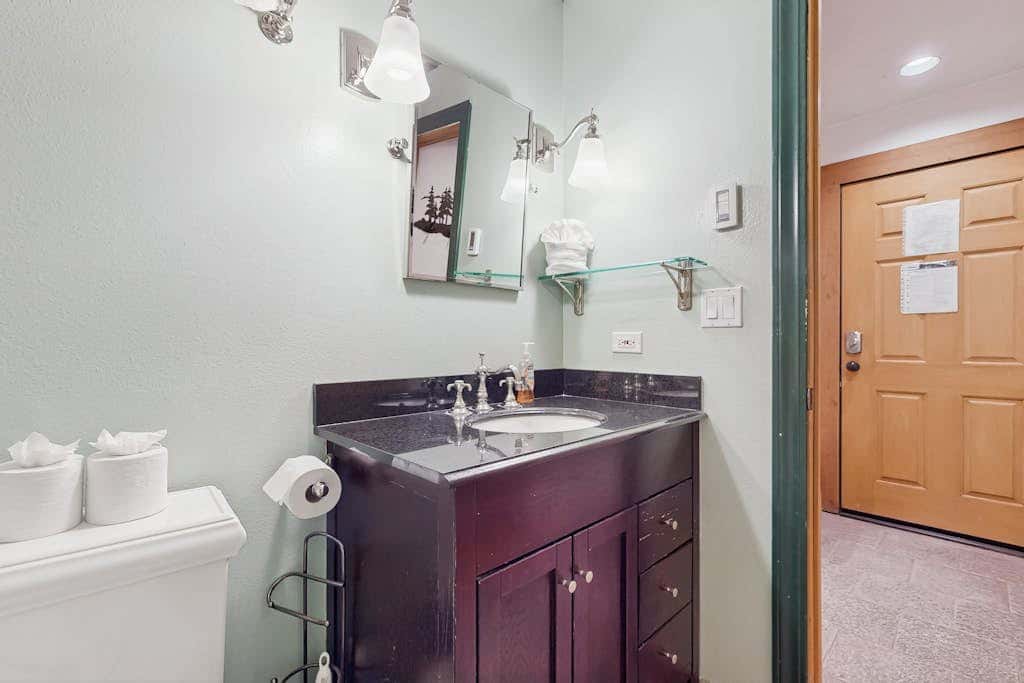Resort studio with balcony, pool & hot tub access & free ski shuttle