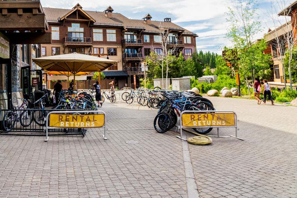 Resort studio with balcony, pool & hot tub access & free ski shuttle