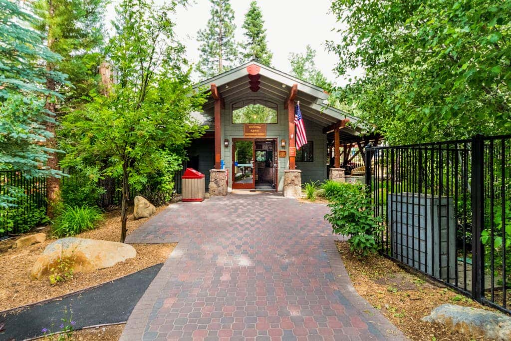 Resort studio with balcony, pool & hot tub access & free ski shuttle