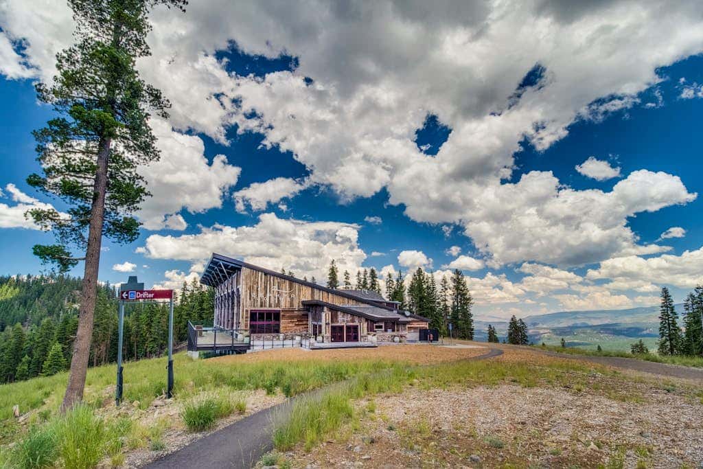 Resort studio with balcony, pool & hot tub access & free ski shuttle