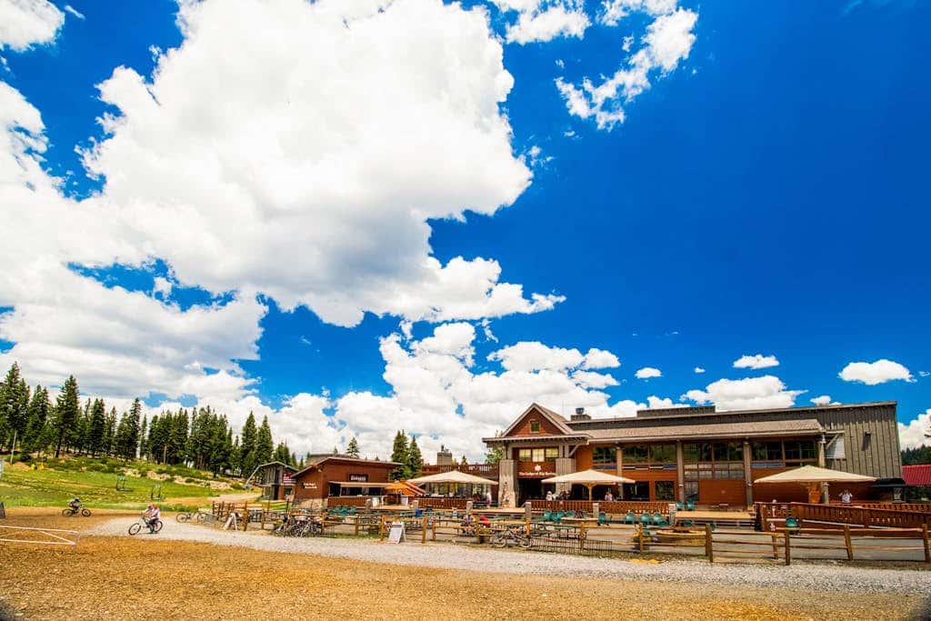 Resort studio with balcony, pool & hot tub access & free ski shuttle