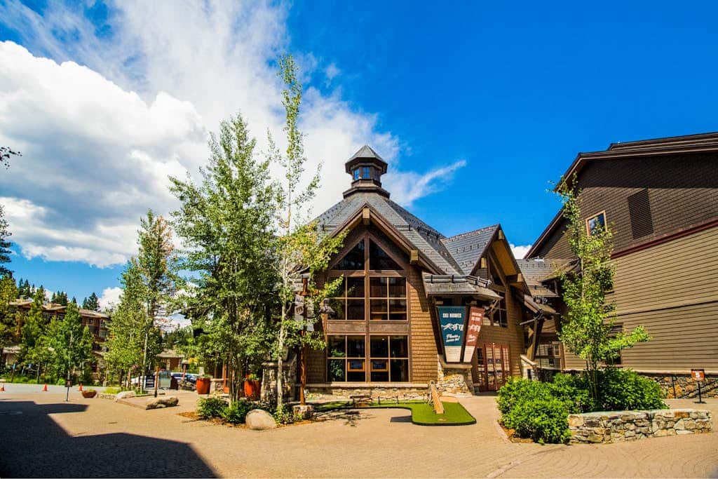 Resort studio with balcony, pool & hot tub access & free ski shuttle