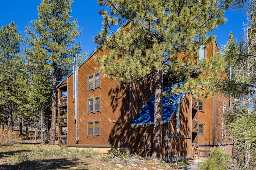 Resort studio with balcony, pool & hot tub access & free ski shuttle